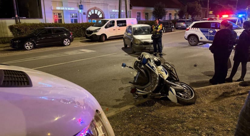 Nagy csattanás: rendőrmotor és személyautó ütközött a Móri Bornapokon (képek)