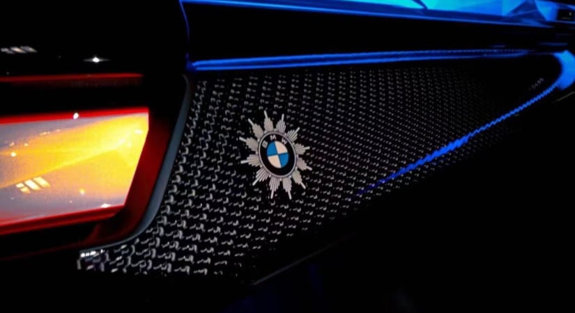 727 lóerős rendőrautót épített a BMW