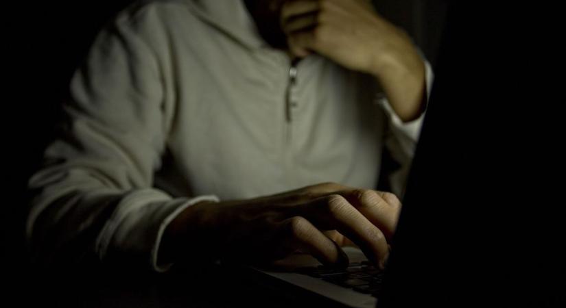 Élettársa mobiltelefonjával szerzett meg gyermekekről készült pornográf felvételeket