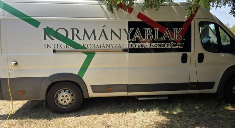 Időseknek segített új személyi igazolványhoz jutni a kormányablakbusz