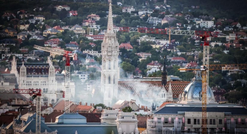 Kigyulladt a Halászbástya alatt a növényzet, sűrű füst szállt a vár felett