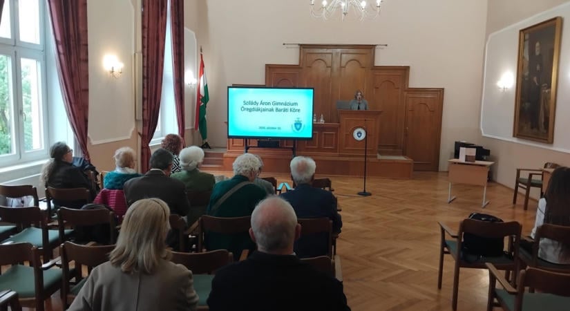 Vígan masírozó kerékpárosok öregdiákok közgyűlésén
