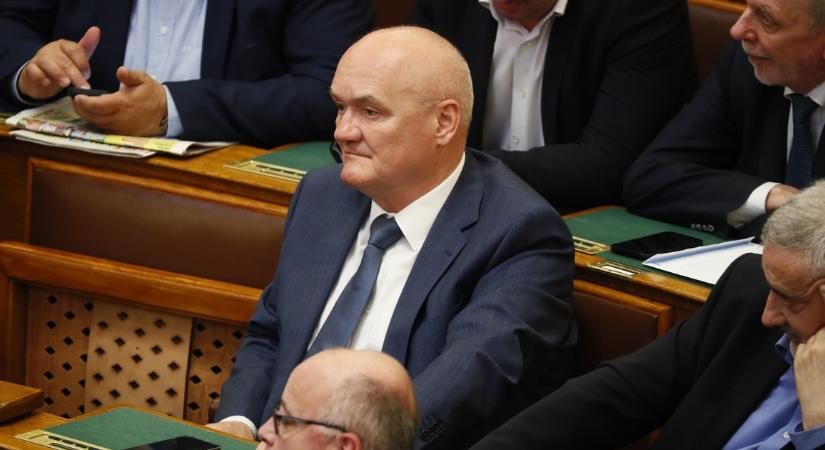 Megszűnik Hende Csaba alkotmánybírósági tagsága is