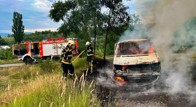 Menet közben gyulladt ki egy kisbusz a Huszti járásban