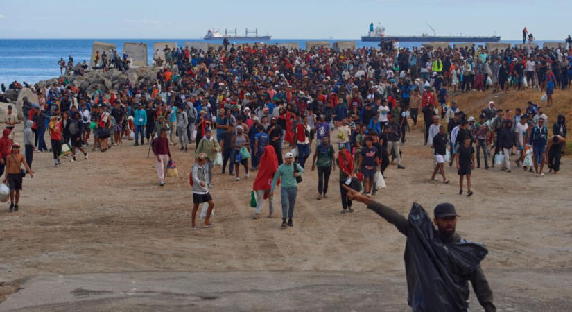 Tömegek tüntetnek Spanyolországban a ceutai migrációs válság miatt