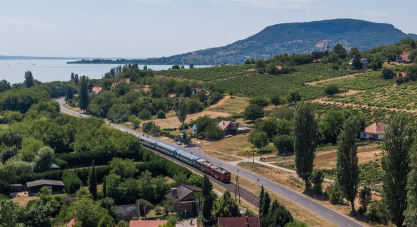 Figyelem, nagyot változik a balatoni vonatozás: hét állomást szabnak át, több régi épület is eltűnik