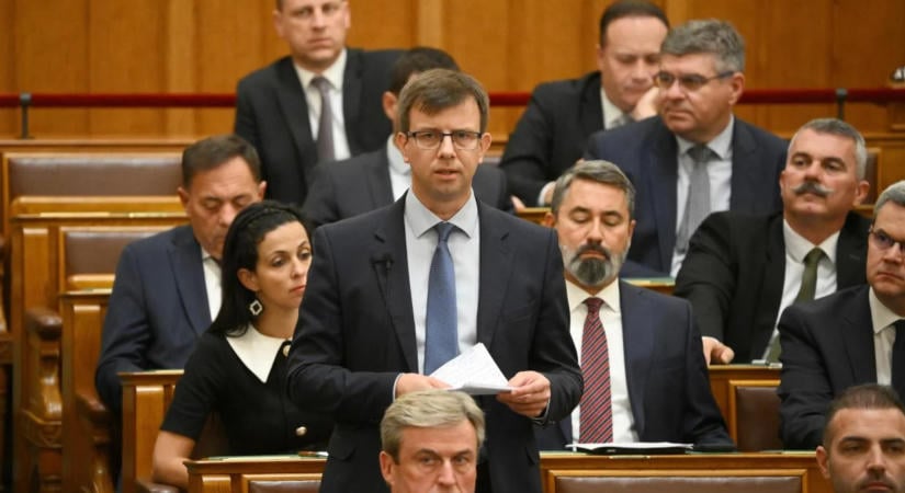 Bóka János szerint politikai színjáték zajlik a rendőri jelenléttel az Országházban
