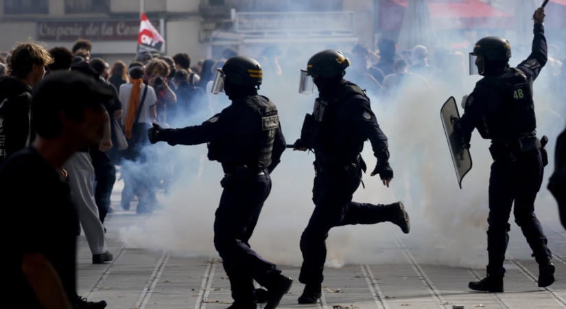 A dízelárak és a hiány után a gyerekeket sem tudja megfékezni a francia kormány