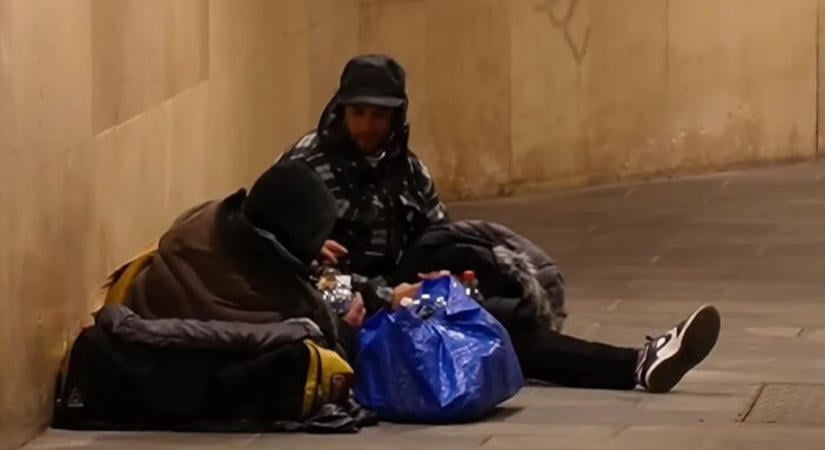 A hajléktalanok miatt szerelik le a padokat, de a probléma ezzel nem szűnik meg
