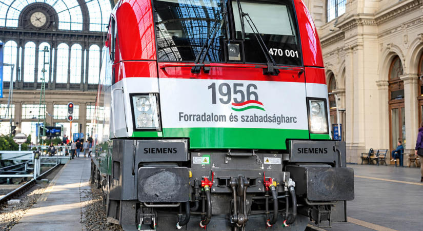 Különleges köntöst kapott a Taurus: vasárnap a békéscsabai vonalon zakatol az ’56-os mozdony
