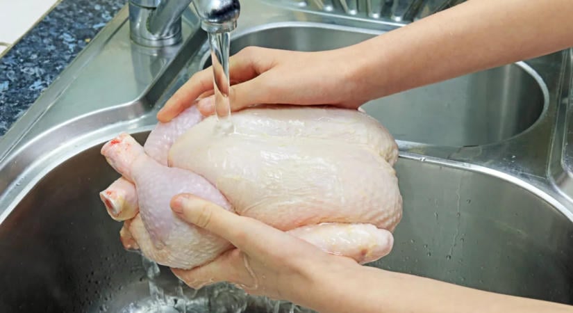 Ezt a hibát rengetegen elkövetik a konyhában: így terjedhetnek szét a baktériumok az egész helyiségben