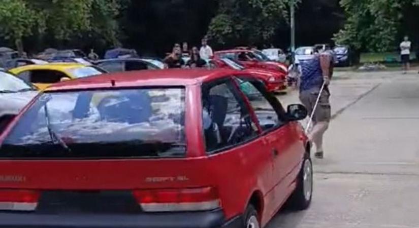 Lóerők helyett izomerő – így mozdítottak meg egy Suzukit Abaligeten (VIDEÓ)