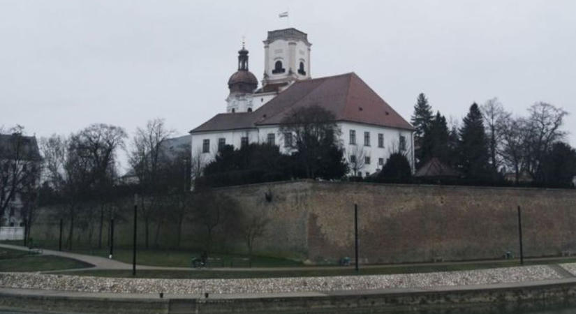 Csalók éltek vissza a győri megyéspüspök arcképével, mutatjuk mi történt