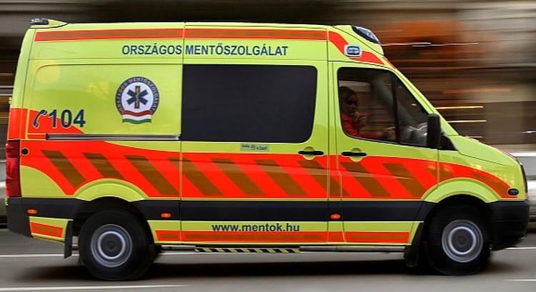 Mentőautó balesetezett Budapesten, sok a sérült