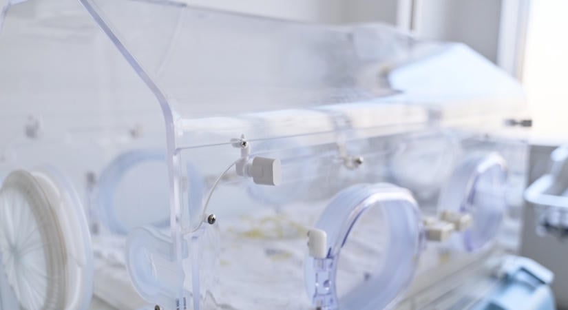 Újszülött gyereket találtak a Szent János Centrumkórház babamentő inkubátorában