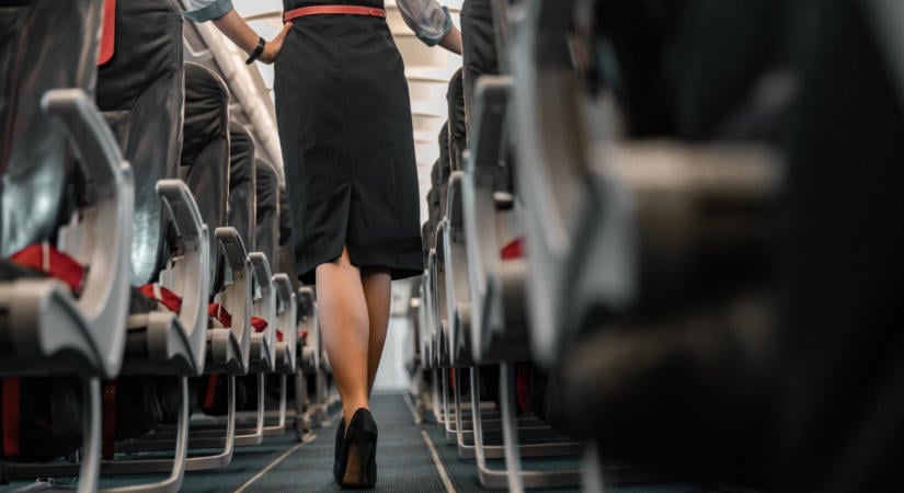 Turbulencia miatt zuhanni kezdett a gép, pánik tört ki a fedélzeten
