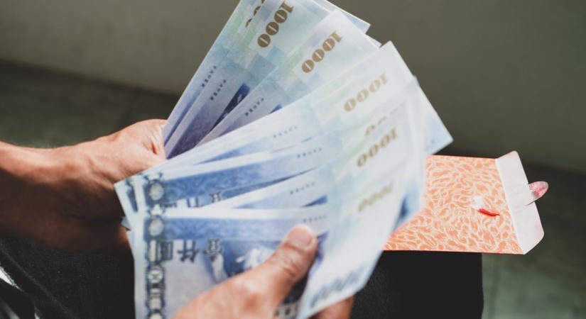 Készpénzt osztanak a lakosságnak: míg Európa a megszorításoktól retteg, Kelet-Ázsiában azt sem tudják, hová tegyék az extra profitot