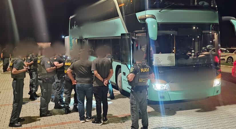 Cigarettával álcázták az éles lőfegyvereket – videó