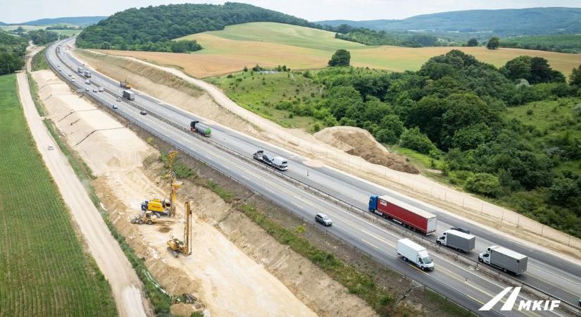Figyelem, autósok! Újabb korlátozások jönnek az M1-es bővítése miatt