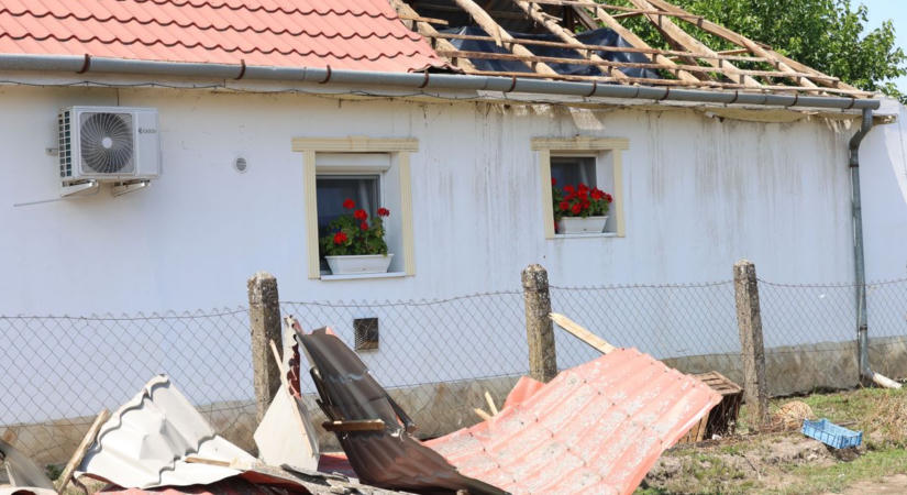 Megtépázva is küzd a szatmári falu, amiből tornádó tépett ki egy darabot, pénz is jut a károsultaknak – fotókkal, videóval