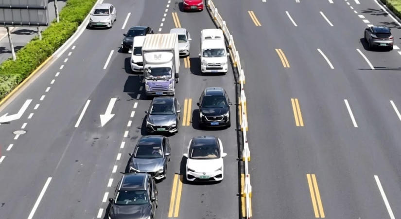Nem a sofőrök ittak, tényleg arrébb tud menni a terelőkorlát Sanghajban