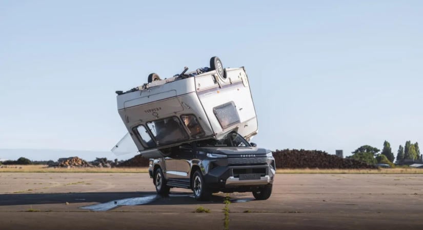 Elbír-e egy lakókocsit a Toyota Hilux? De nem vontatni!