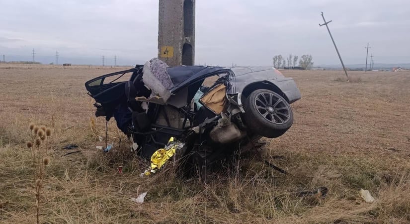 Villanyoszlopnak csapódott autójával, meghalt egy 25 éves sofőr