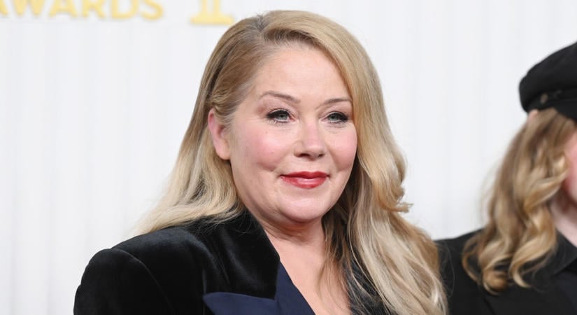 Christina Applegate könnyek közt jelentette be, hogy 2021-ben félrediagnosztizálták a betegségét, mégsem szklerózis multiplexszel küzd