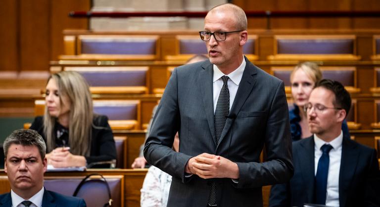 Tarr Zoltán Hankó Balázsnak üzent: Ki volt a maffiauszoda úszómestere?