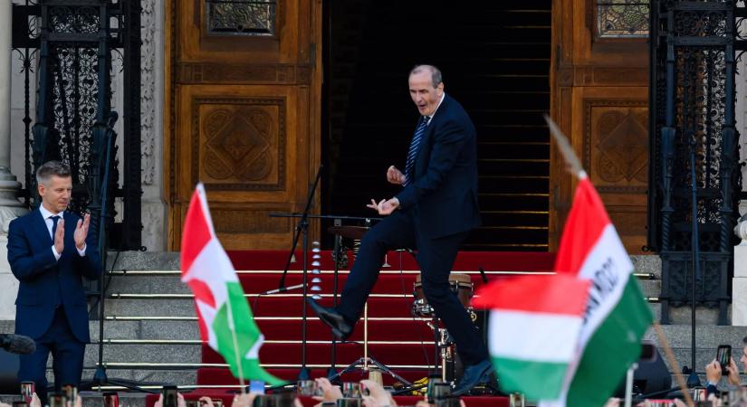 O1G-s honlaptól igazolt sajtófőnököt a táncikáló miniszter