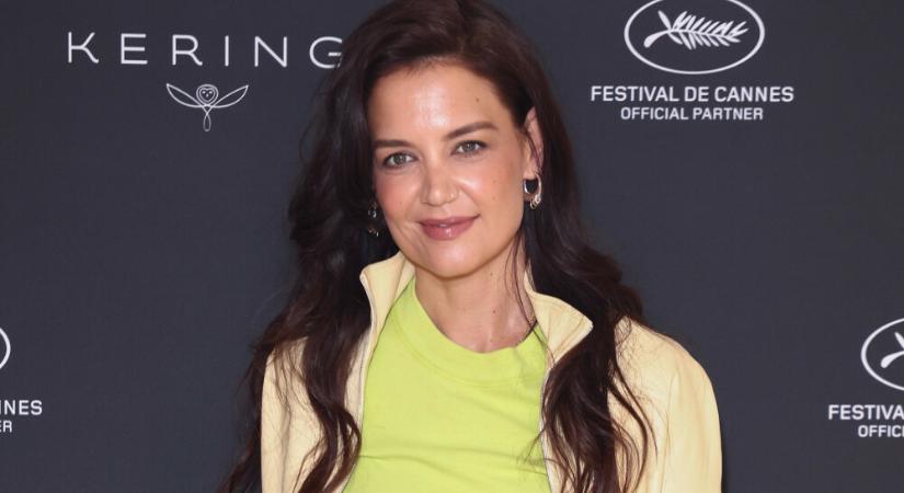 Katie Holmes az új párjával sétált