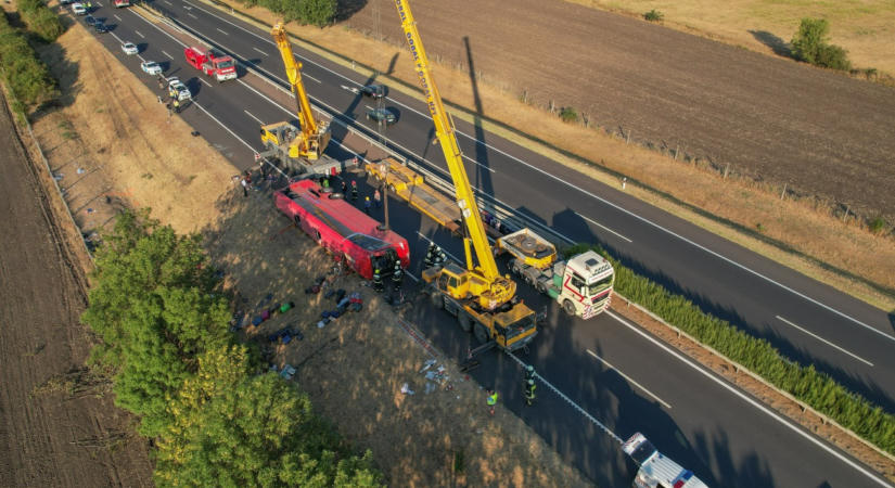 Lengyel különgép érkezik Magyarországa a buszbaleset miatt