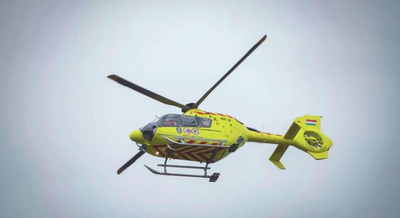Megjött a mentők válasza! Helikopter is érkezett a 24-es főúti súlyos balesethez