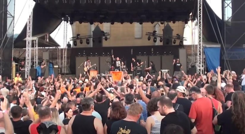 Hat éve volt az utolsó Deák Bill koncert Sitkén, így szólt a Rossz vér a kápolnánál - videó