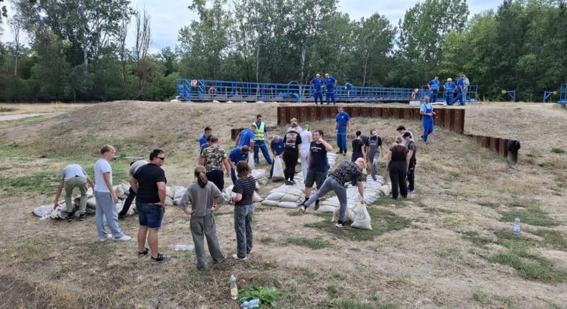 Homokzsákok, buzgárok és hullámverés – testközelből tanulták az árvízvédekezést a diákok