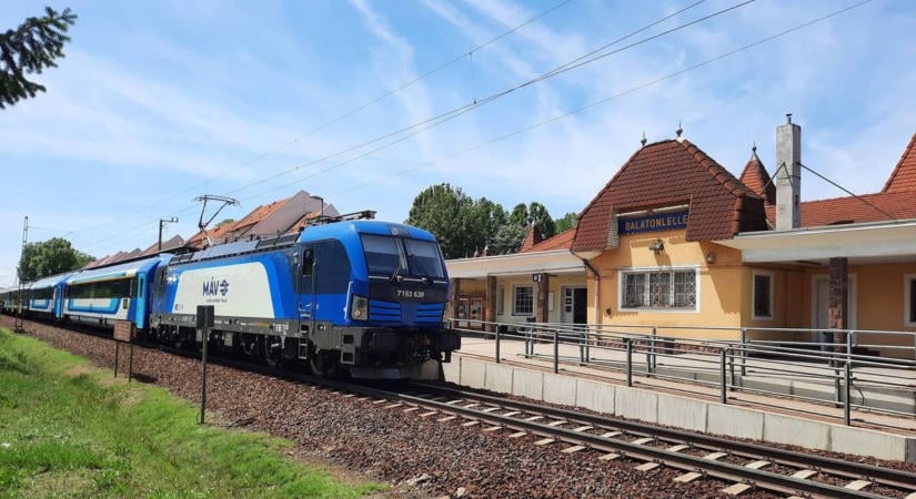 Teljesen elbontják a vasútállomást Balatonlellén, de a szomszédos boglári és a bélatelepi épület is megújul