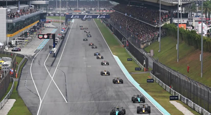 Súlyos technikai bakit ismert el az FIA: Ezért álltak le sorban az F1-es autók Sepangban!