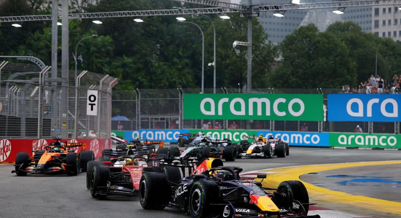 Eső és káosz: Russell az élről esett ki, Verstappen nyerte az F1-sprintfutamot Szingapúrban – videó