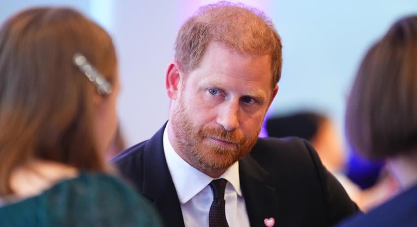 Harry herceg visszatért Angliába, de a királyi szakértő szomorú dolgot árult el Vilmoshoz fűződő kapcsolatáról