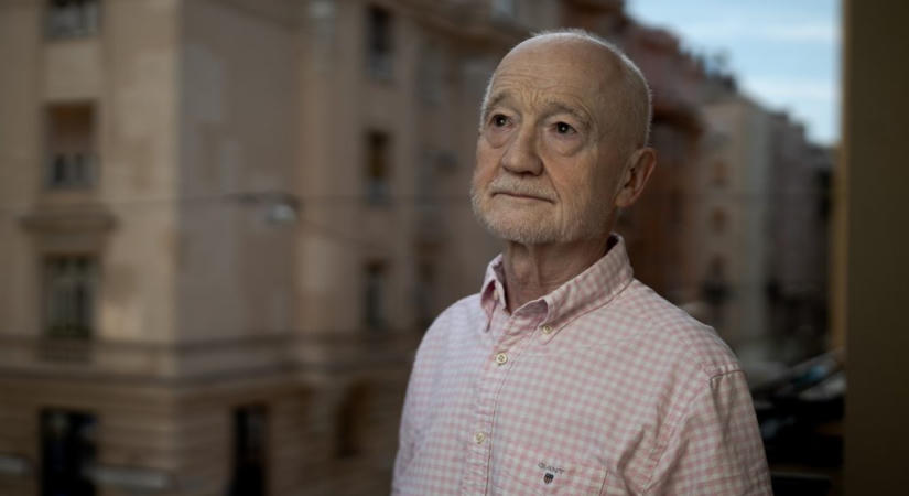 Emléktáblát állítana a XIII. kerület Nádasdy Ádámnak, de a melegekre vonatkozó mondatot törölték