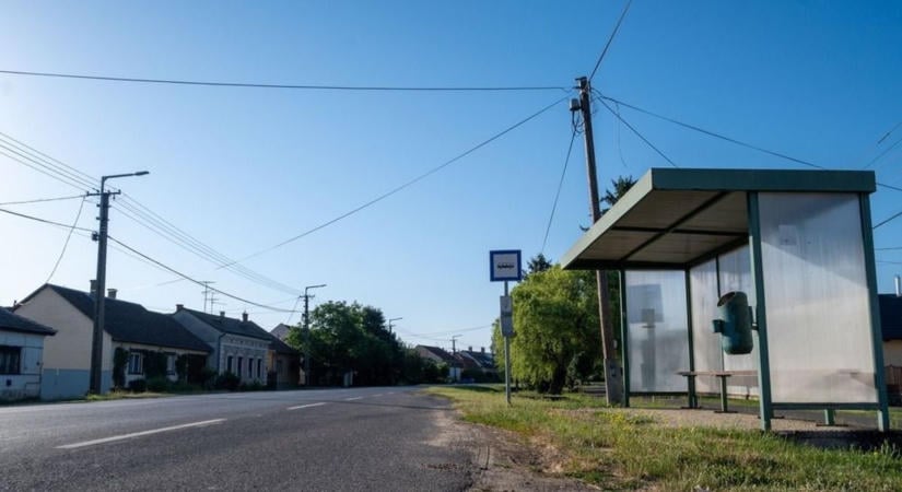 Félreérthetetlen jelenetet nézett a borsodi falu! Belepirulsz, hogy várta a párját egy nő a nyílt utcán