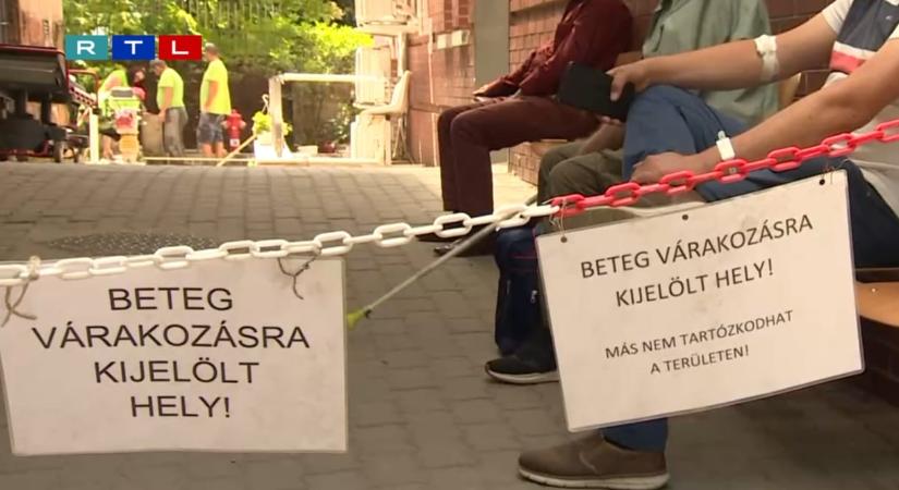 Kültéri padokon várakoznak a Bajcsy-Zsilinszky kórházban a sürgősségire érkezők