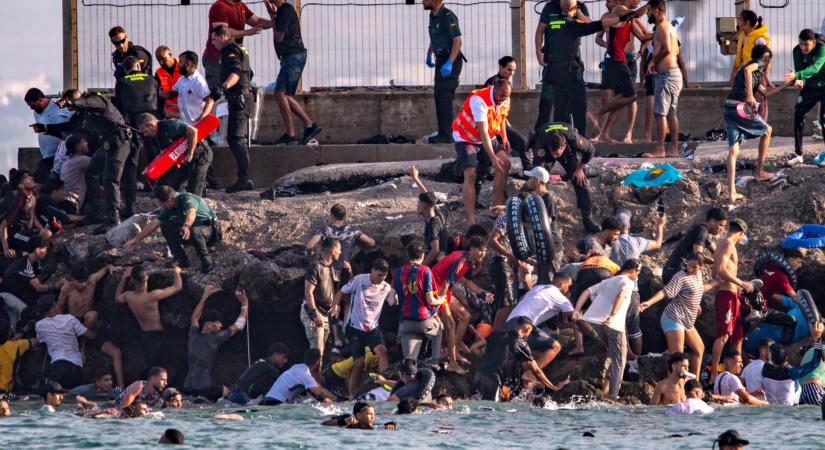 Spanyol menekültválság: már 84 holttestet emeltek ki a tengerből, kedden ülésezik az EU, a spanyol kormányfő nyaralni ment