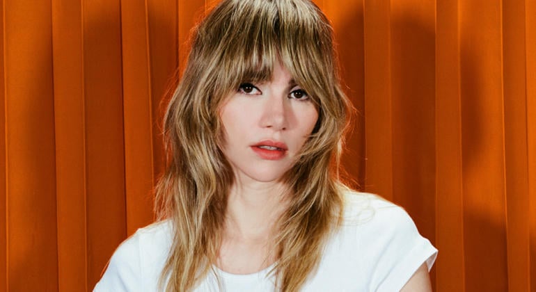 Suki Waterhouse a sydney-i operaháznál indítja ausztrál turnéját