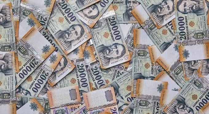 100 dolláros olajár sokkolja a forintot