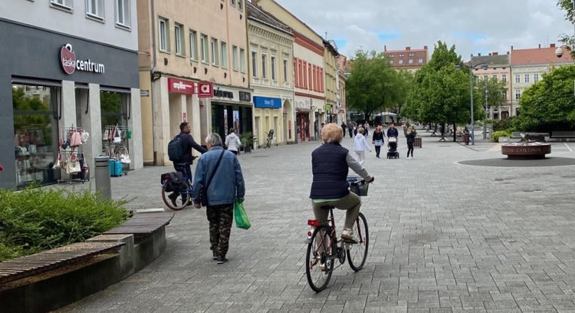 A Szombathelyi Belvárosért Egyesület nem támogatja, hogy hosszában is végig lehessen kerékpározni a Fő téren
