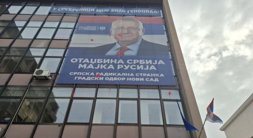 Eltávolították Vojislav Šešelj óriásplakátját Újvidéken