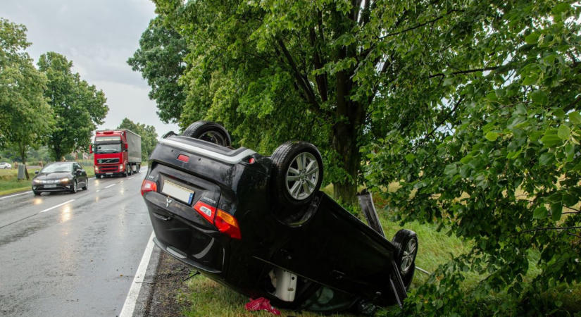 Árokba borult egy autó a 65-ös főúton, tűzoltók érkeztek a helyszínre