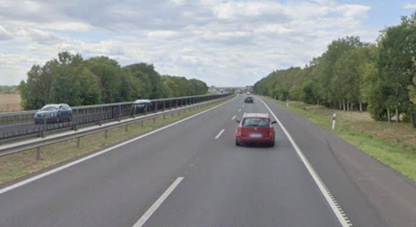 Árokba borult egy gépkocsi Mezőkeresztesnél