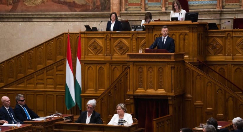 Benyújtották: munkaszüneti nap lesz december 24.